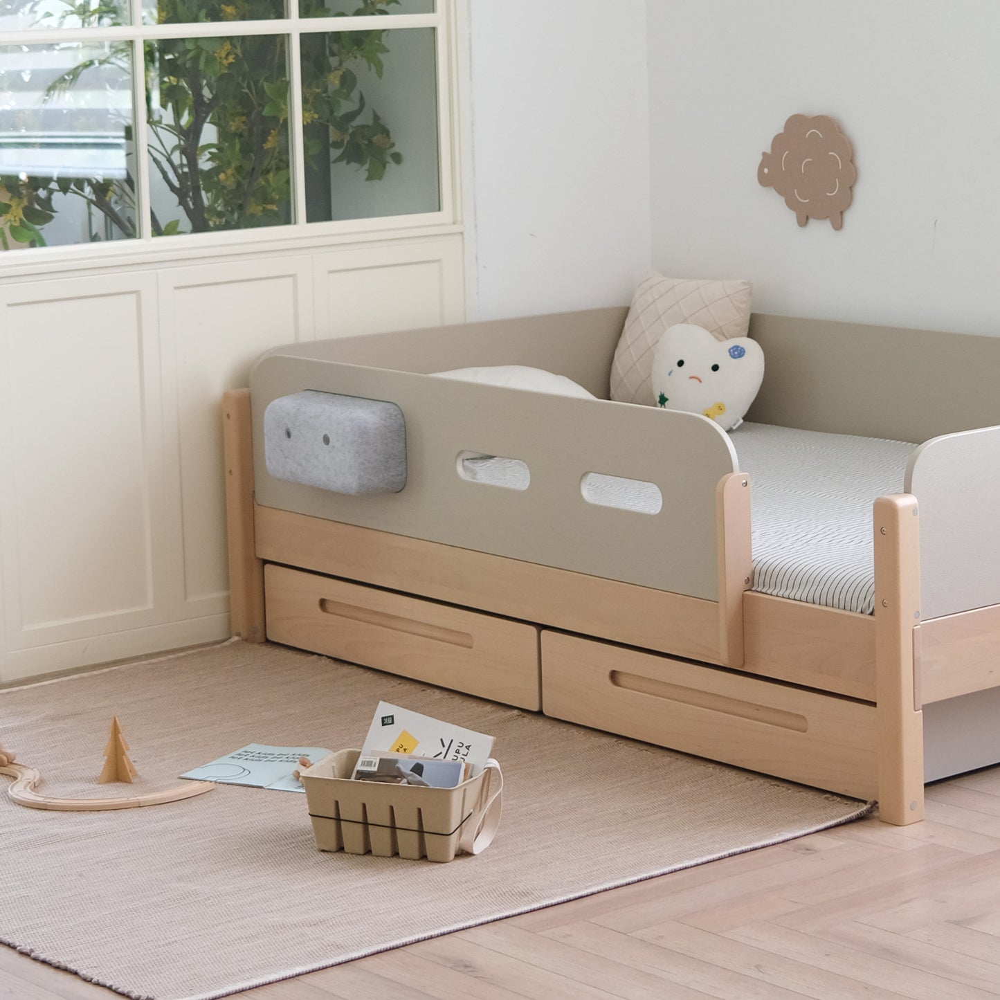 Steady Children's Bed with 4-sided Bedrails